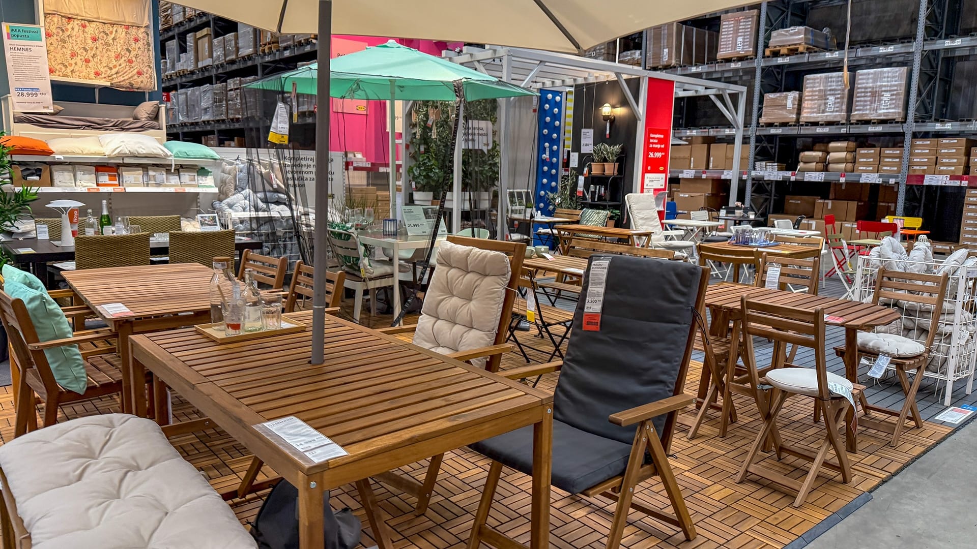 Patio Umbrella Buying Guide Wind Resistance options on display in Florida