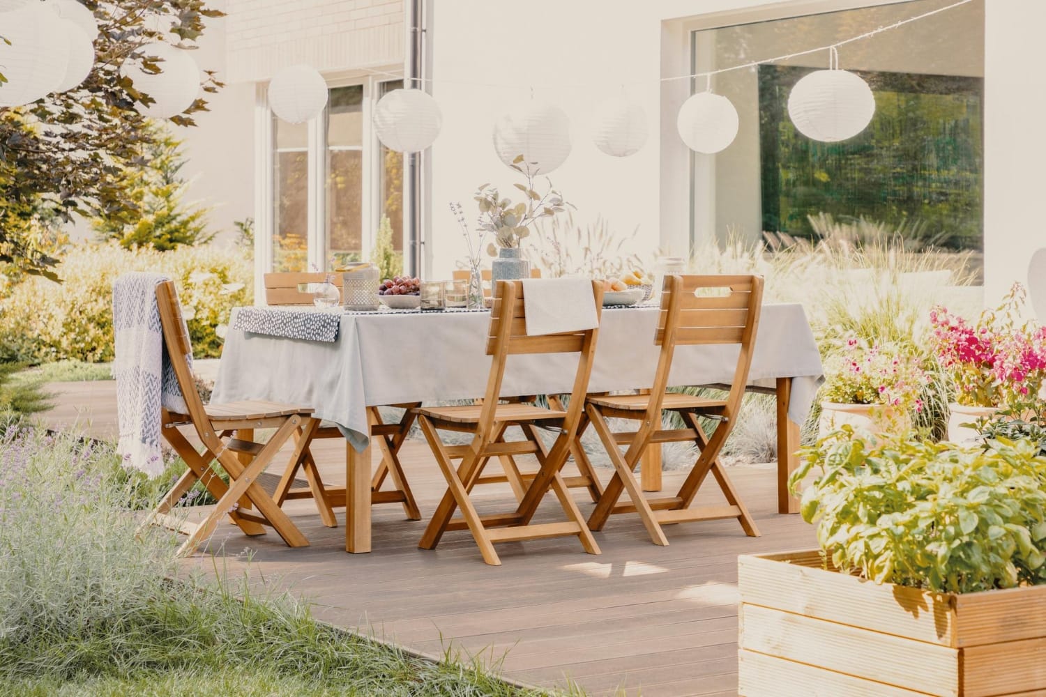Comparing Outdoor Dining Sets Right Size Material styles in Florida