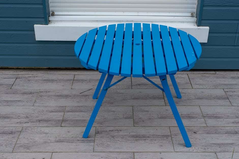 Powder-coated aluminum outdoor coffee table with HDPE slat top on a Florida patio