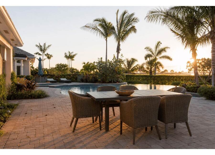 Combining Outdoor Dining and Deep Seating on One Patio: palm-34516
